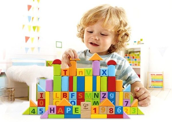 Đồ chơi xếp hình khối giúp bé phát triển ngôn ngữ hiệu quả