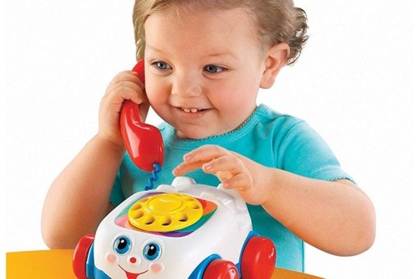 Đồ chơi điện thoại giúp bé phát triển ngôn ngữ hiệu quả trong khi chơi