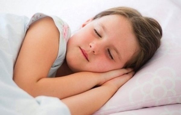 Ngủ đầy đủ sẽ giúp bé tăng chiều cao