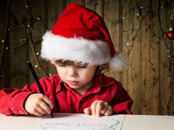 Mẹ có thể gợi ý cho bé viết thư cho ông già Noel để bày tỏ mong muốn của mình