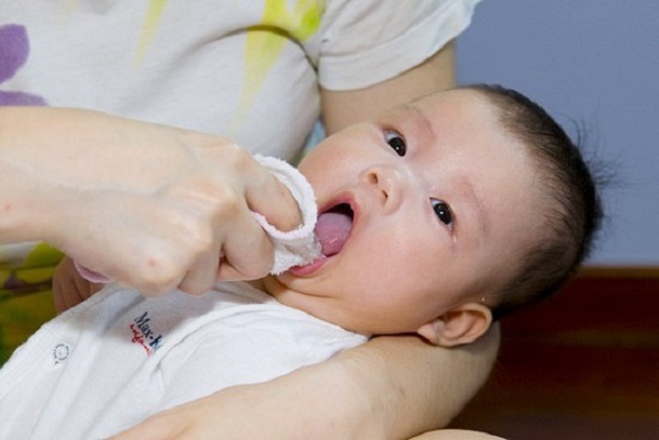 cham soc tre bi sot do moc rang - 3 sai lầm cần tránh khi chăm sóc trẻ bị sốt do mọc răng