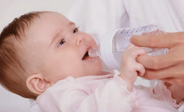 Cho trẻ bị sốt mọc răng uống nước lạnh là một sai lầm