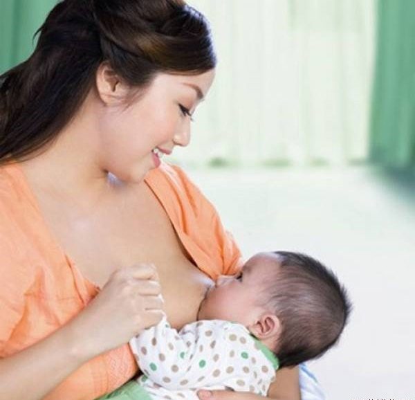 Cho bé bú sữa mẹ ít nhất 6 tháng để tăng cường hệ miễn dịch