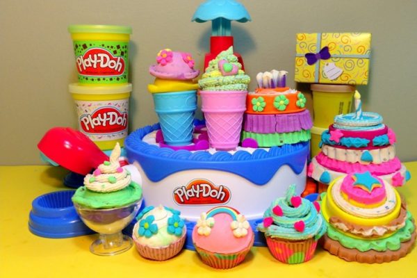 Đất nặn Play-Doh giúp bé khéo léo, sáng tạo và thông minh hơn