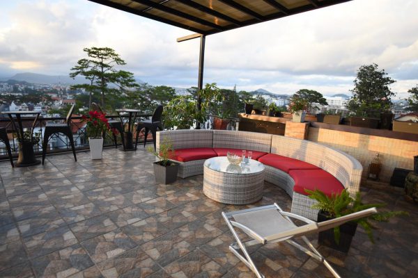 không gian chil out cuc chat tren san thuong 600x400 - Top 10 nhà nghỉ giá rẻ ở Đà Lạt ngay trung tâm thành phố không nên bỏ qua