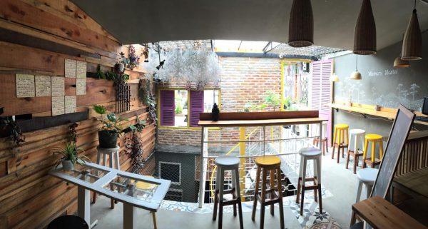 khong gian quan ca phe cua GAIA hostel 600x321 - Top 10 nhà nghỉ giá rẻ ở Đà Lạt ngay trung tâm thành phố không nên bỏ qua