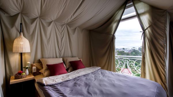 phong VIP nha nghi Yolo Hostel and bar Nha nghi gia re o Da Lat 600x338 - Top 10 nhà nghỉ giá rẻ ở Đà Lạt ngay trung tâm thành phố không nên bỏ qua
