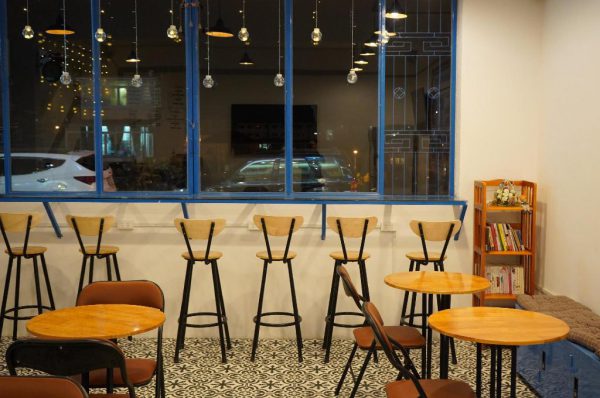 quay bar xinh xan o Thong Nho Oi Hostel Nha nghi gia re o Da Lat 600x398 - Top 10 nhà nghỉ giá rẻ ở Đà Lạt ngay trung tâm thành phố không nên bỏ qua